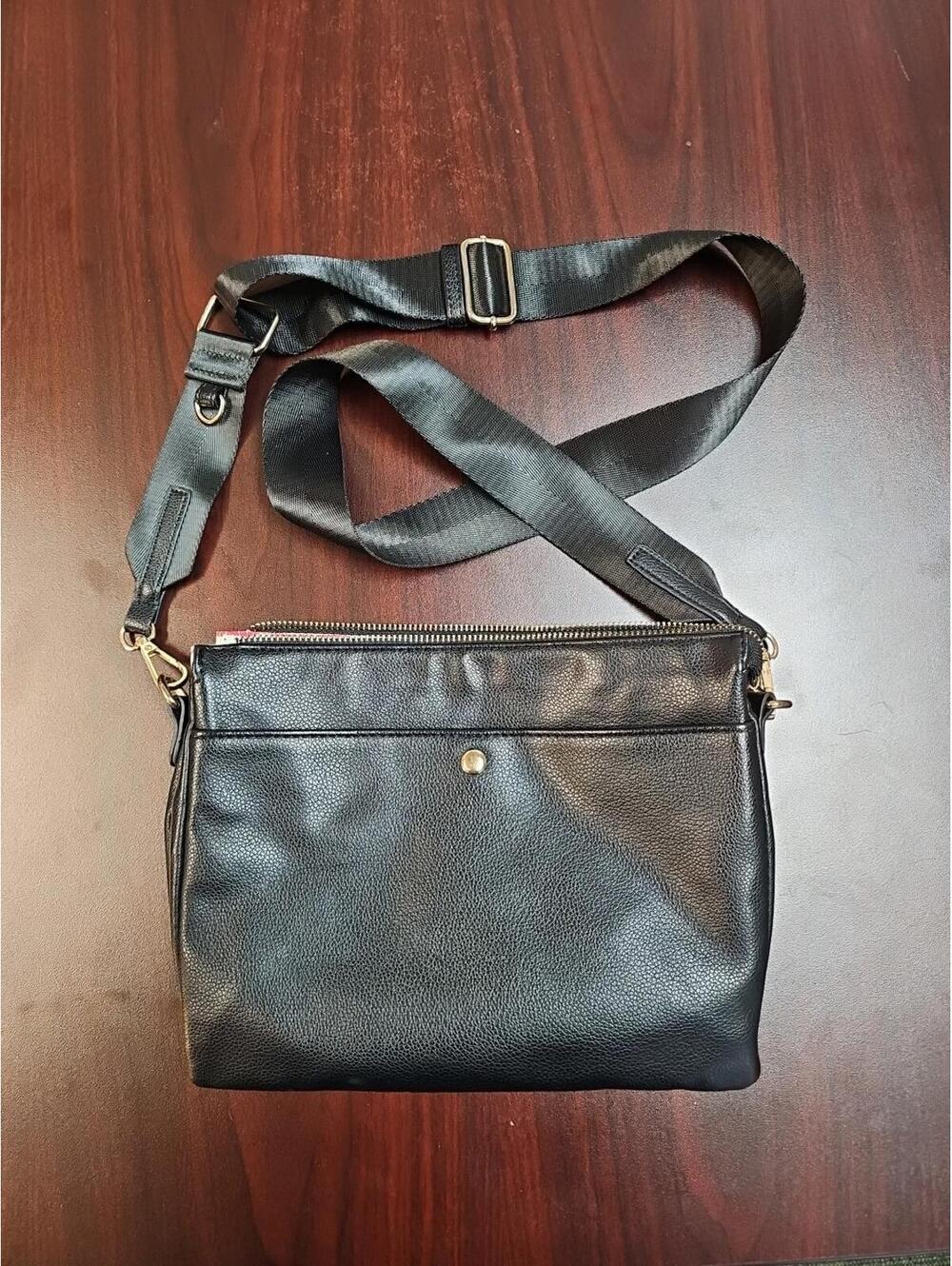 Violet Ray Crossbody With Seatbelt Adjustable Strap. Lots Of Pockets!